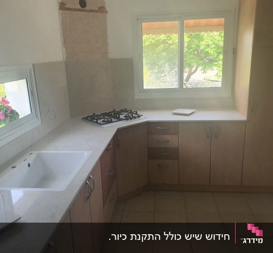 התקנת משטח שיש, כיור וחיפוי קיר במטבח